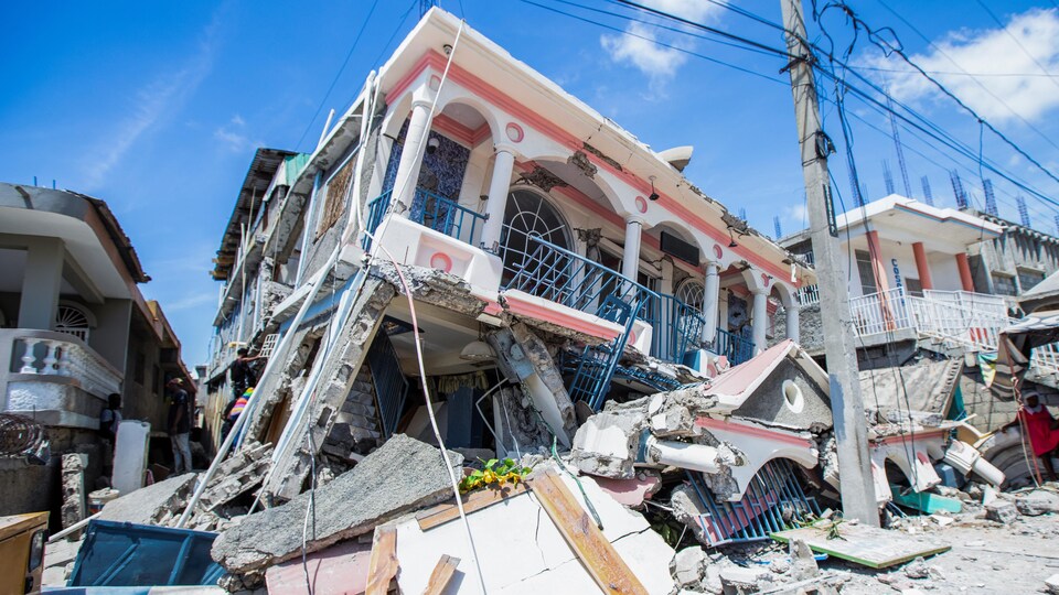 Une maison effondrée dans la ville de Les Cayes, en Haïti.