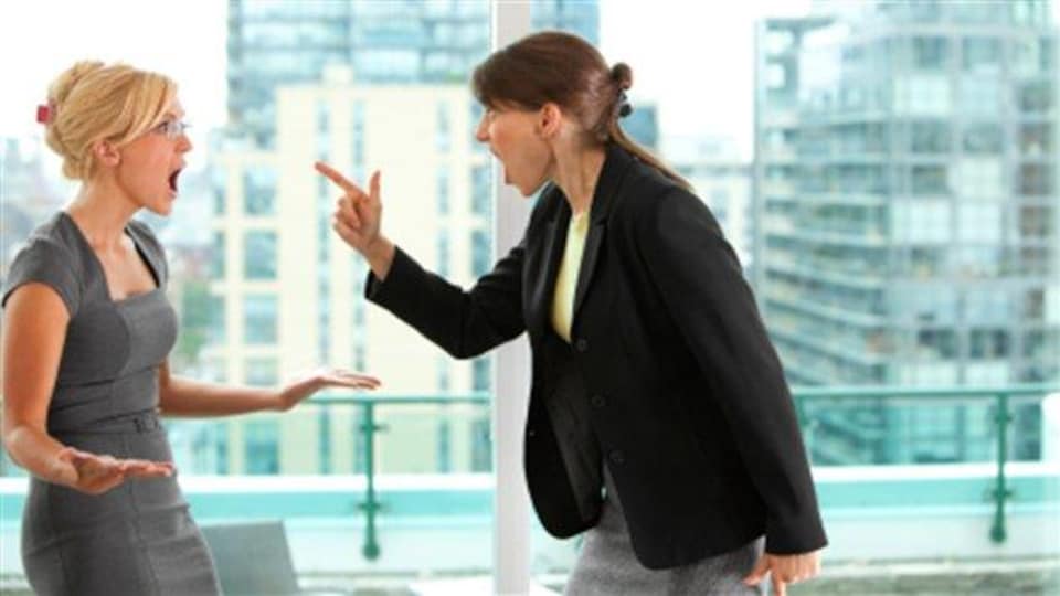 Deux femmes en dispute au bureau.