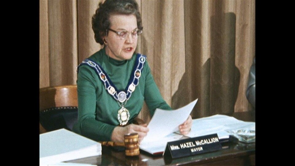 Novembre 1978 : Hazel McCallion est élue à la mairie de Mississauga, après avoir promis d'éliminer la dette de la ville et d'y créer des emplois.