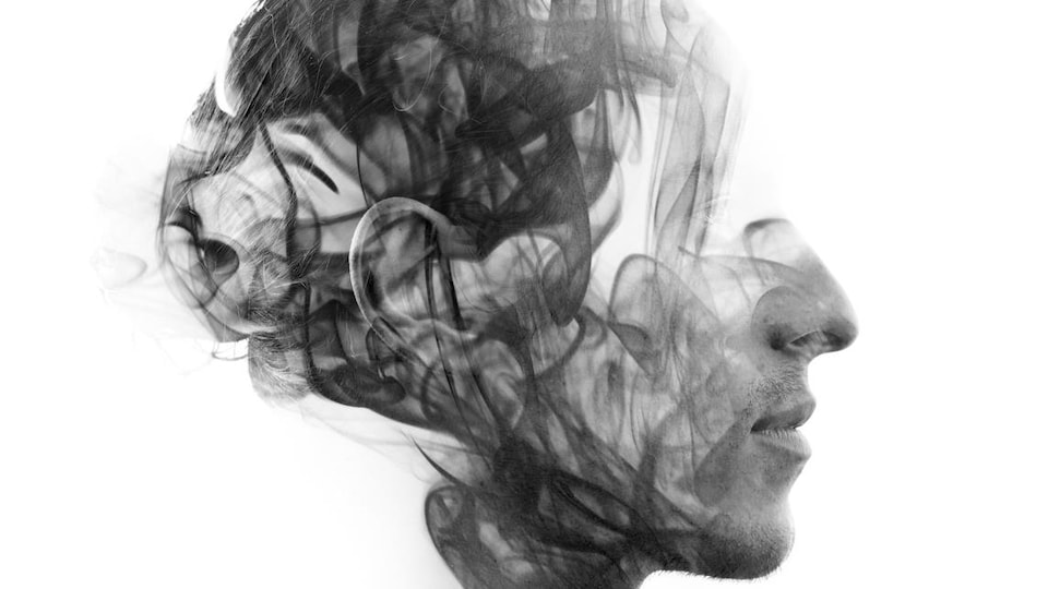 Illustration du profil de la tête d'un homme dont le cerveau est encombré de vapeur noire.