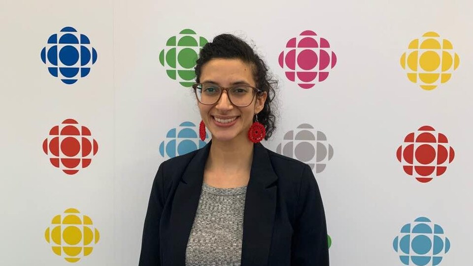 Anita Abbasi aux studios d'ICI Toronto.