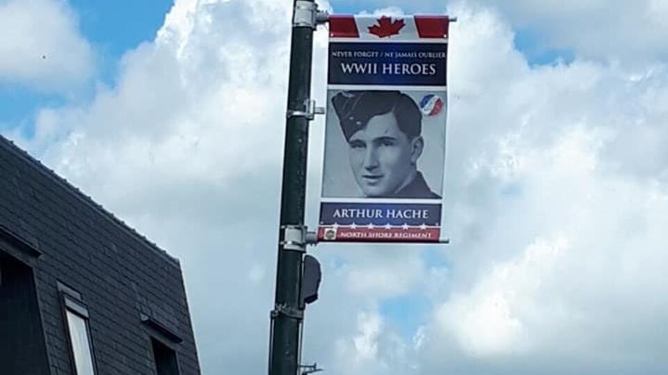 Une oriflamme de rue en Normandie honore le soldat Arthur Haché originaire de Paquetville.