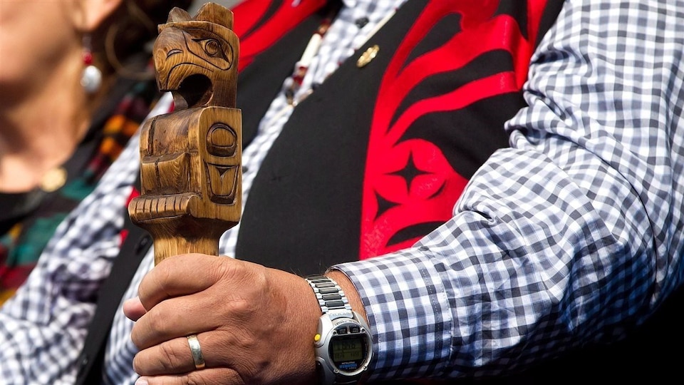 Un Autochtone tient une canne traditionnelle lors du dépôt du rapport final de la Commission de vérité et réconciliation.
