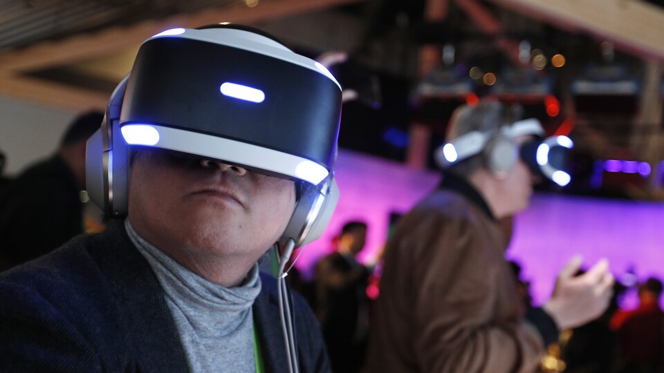 Un homme porte un casque de réalité virtuelle