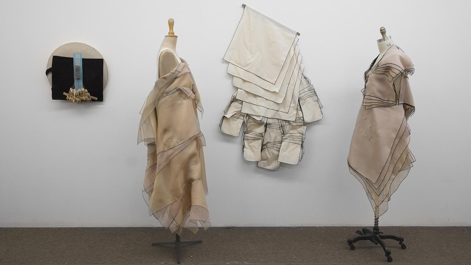 Des robes créées par Danielle Martin lors d'une exposition