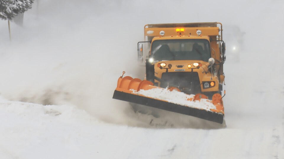 Un camion de déneigement sur une route du Nouveau-Brunswick