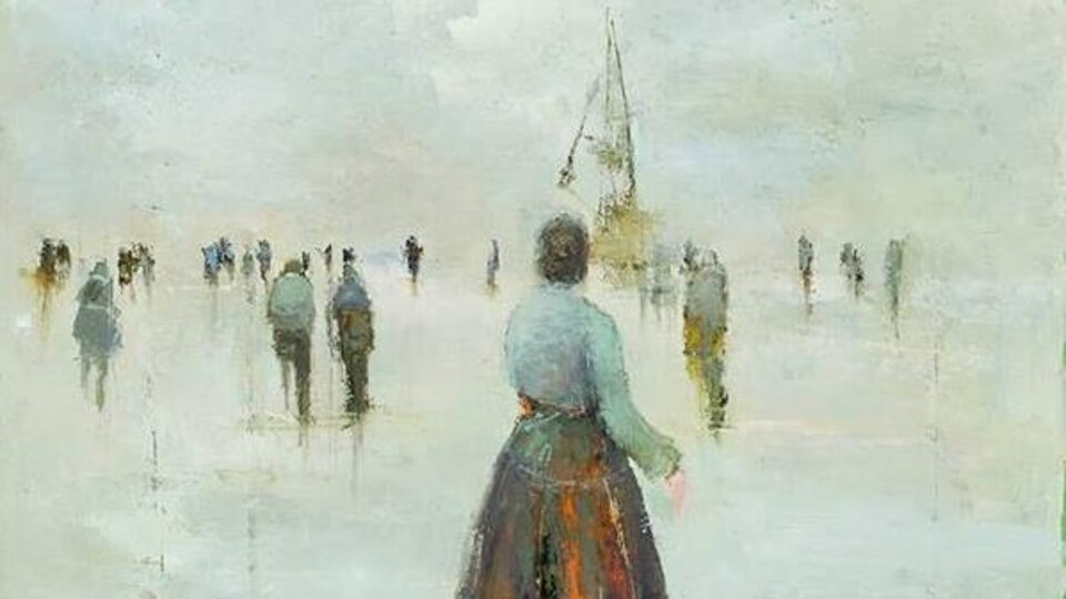 Peinture d'une femme qui regarde une foule et un bateau au loin.