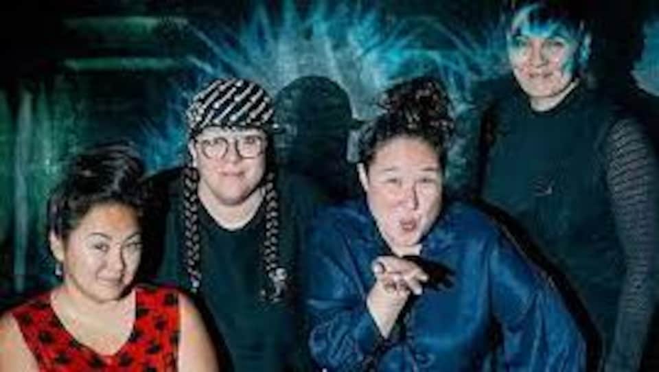 Quatre femmes du collectif d'art contemporain Ikumagialiit de femmes du nord.