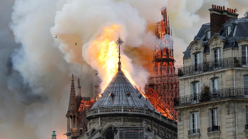 Des flammes et de la fumée s'échappent de la cathédrale Notre-Dame de Paris.