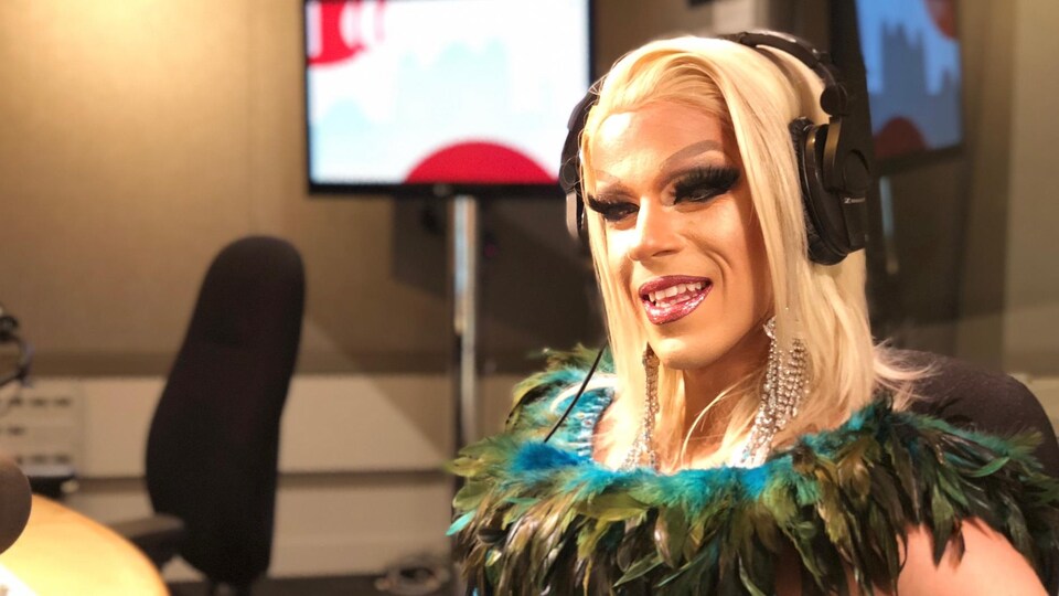 La drag queen francophone de Toronto, Jezebel Bardot.