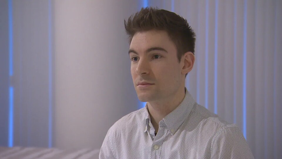 Portrait rapproché d'un jeune homme de 28 ans, un supporter de Céline Dion.
