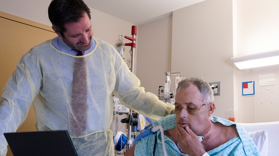 Maurice devant un miroir accompagné de son médecin traitant, le Dr Daniel Borsuk
