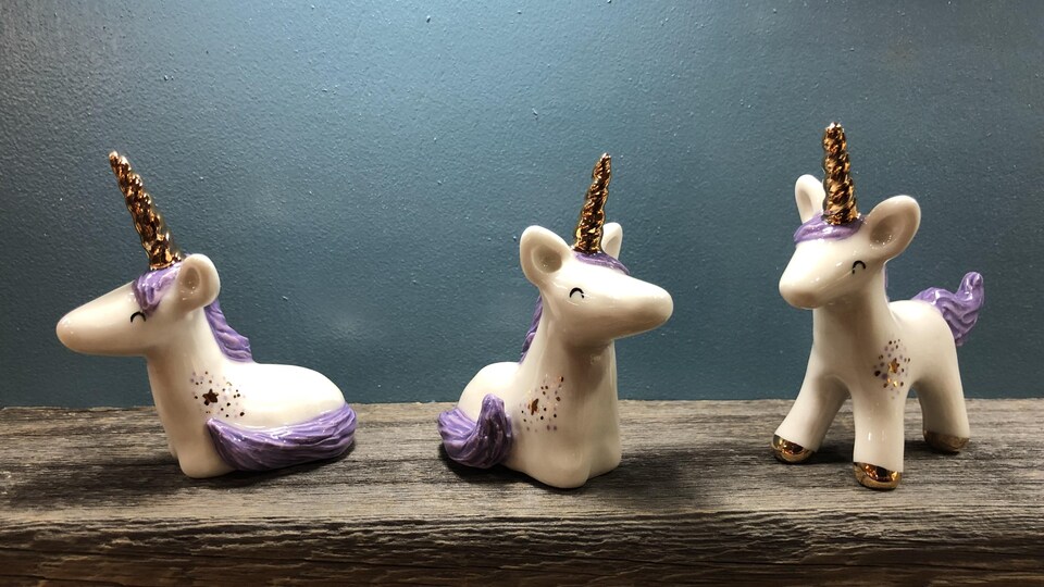 Trois licornes en céramique.
