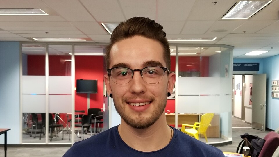 Sébastien Lalonde dans les studios de Radio-Canada à Toronto.