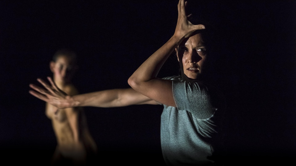 2 danseuses : une en avant-plan avec le bras étiré et une autre en arrière-plan.