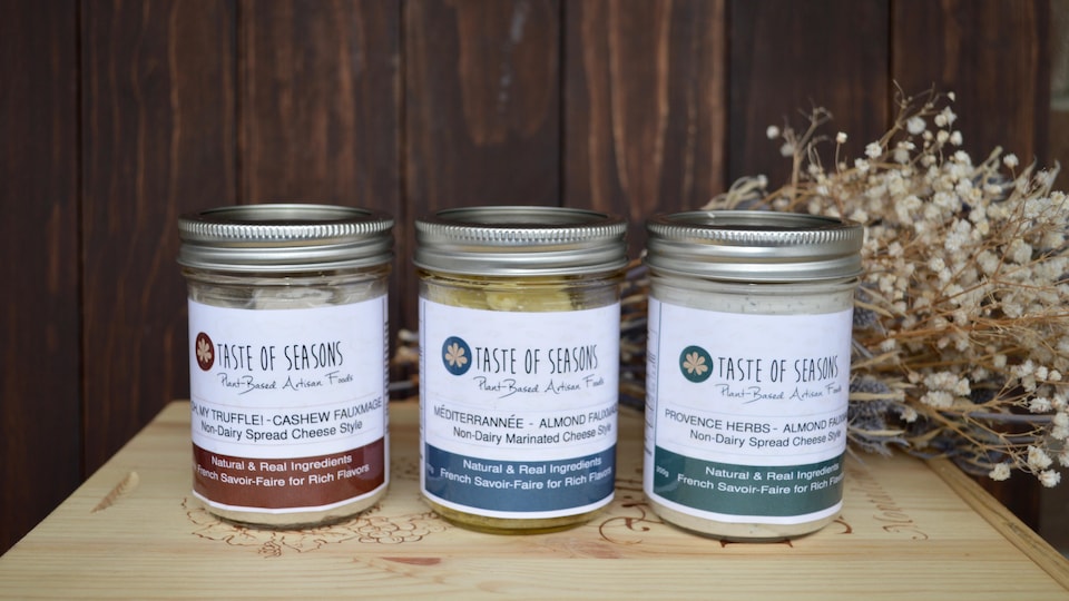 3 pots de fauxmage de Taste of Seasons.
