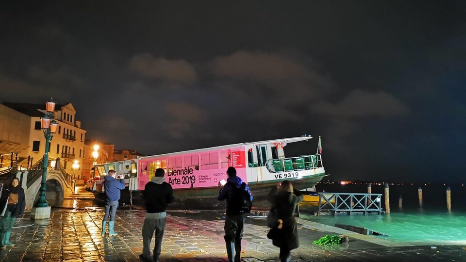 Un vaporetto (autobus fluvial) projeté sur le rivage.
