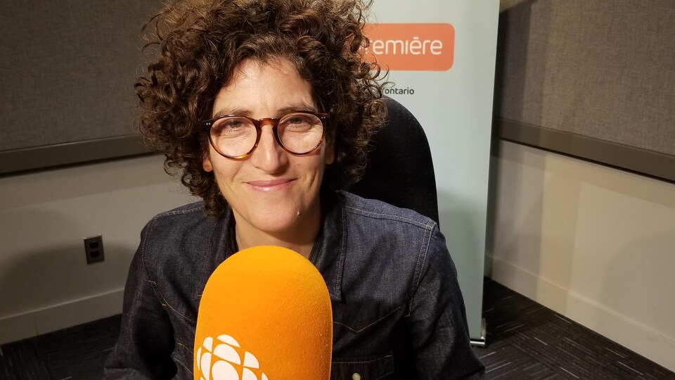 Yasmine Louis au studio de L'heure de pointe.