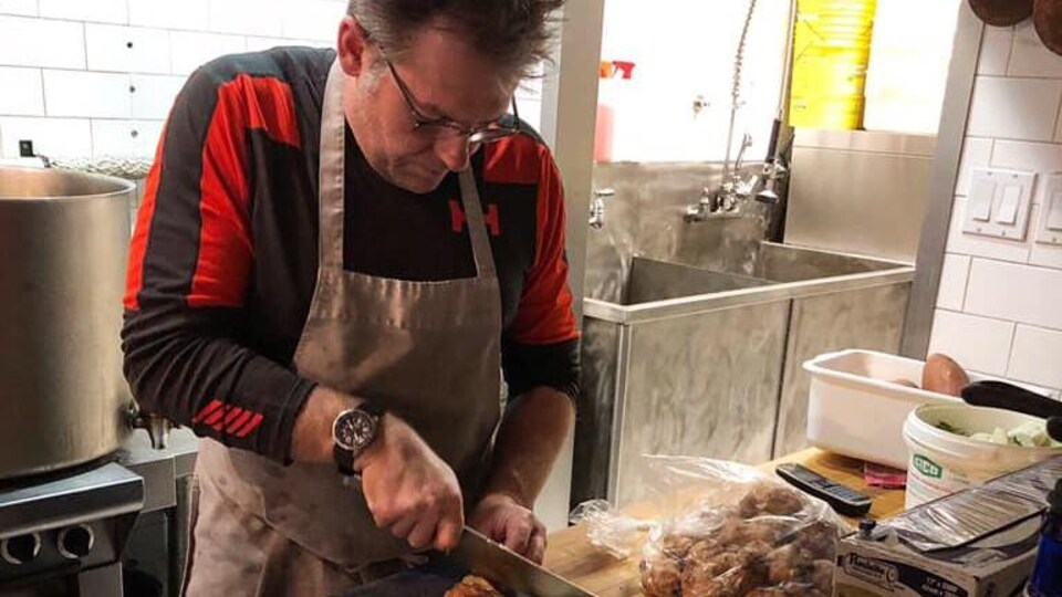 Jean-Marc Salvagno dans la cuisine du restaurant.