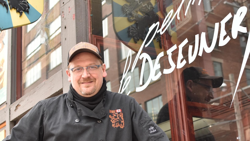 Le chef Johan Maes devant son restaurant Le Petit Déjeuner.