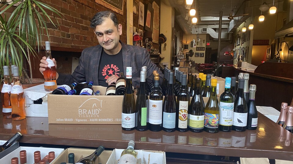 Shamez Amlani derrière le bar du restaurant La Palette.