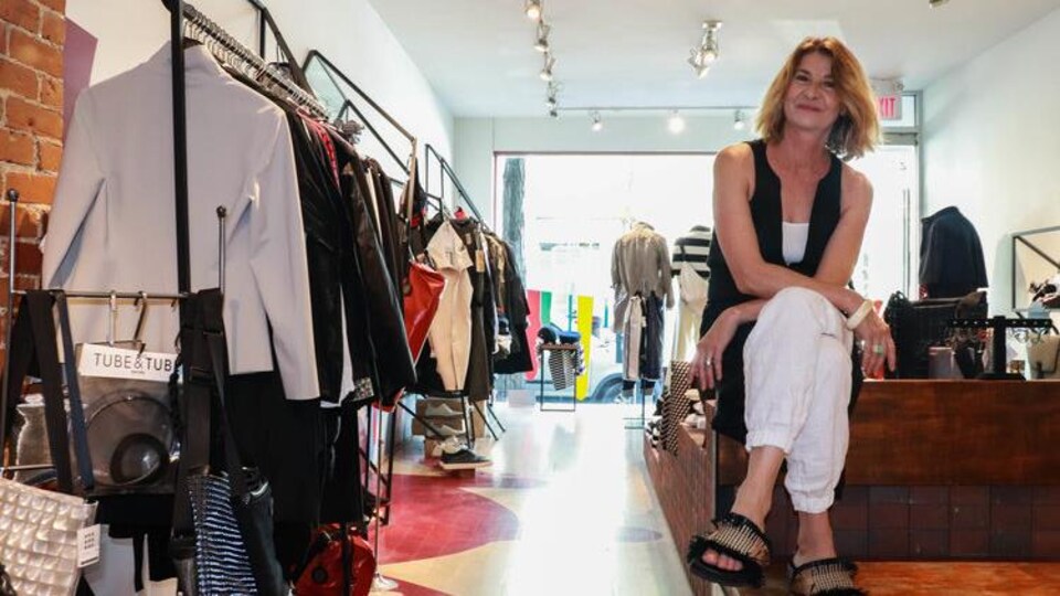 Annie Mesenge pose dans sa boutique de vêtements Annie Aime.