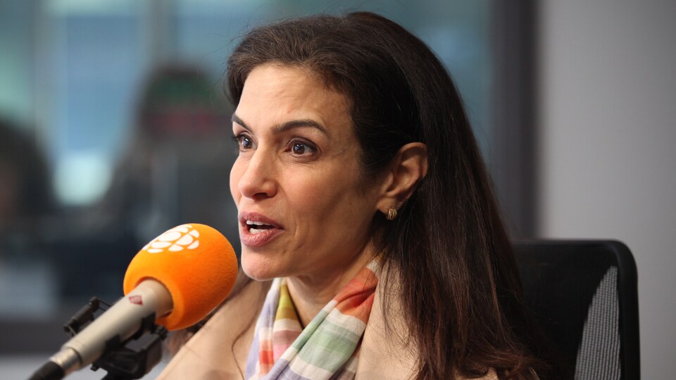 Helen Antoniou , en studio