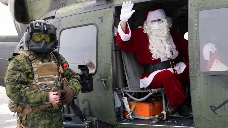 Le père Noël arrive par hélicoptère pour des enfants malades d’Edmonton Le père Noël arrive par hélicoptère pour des enfants malades d’Edmonton
