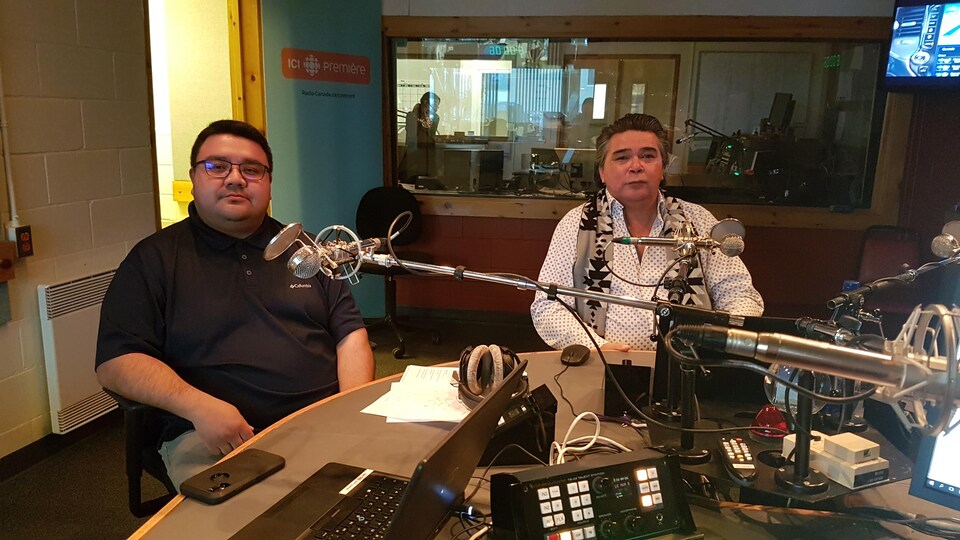 Bryan Mark, chef de la communauté de la Romaine (Unamen Shipu) et Hermel Bégin, relationniste et responsable des formations professionnelles pour la communauté de la Romaine, en studio à Radio-Canada Côte-Nord.