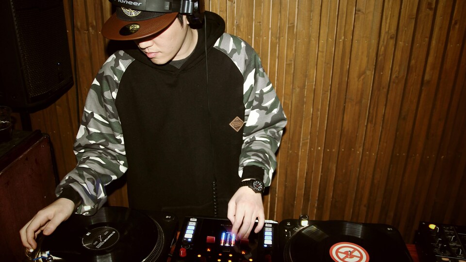 Photo montrant un DJ.