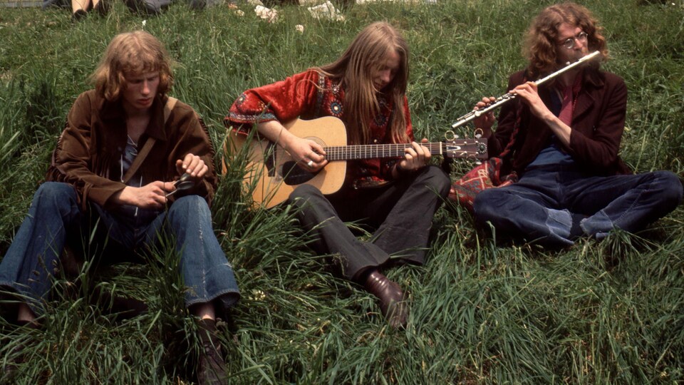 Trois hippies anglais jouent de la musique, vers 1971