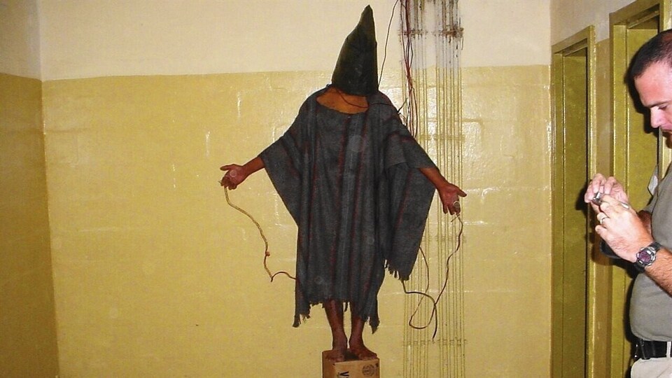 Une des photos de 2003 montrant des détenus maltraités à la prison d'Abou Ghraib