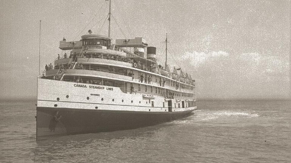 Le navire de croisière Canada Steamship Lines navigue sur le fleuve Saint-Laurent.