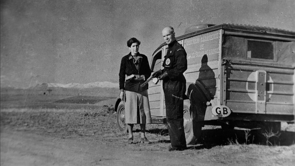 Le Dr Norman Bethune, pendant la guerre civile espagnole, à la fin des années 1930. Il dirigeait alors le service mobile de transfusion sanguine.