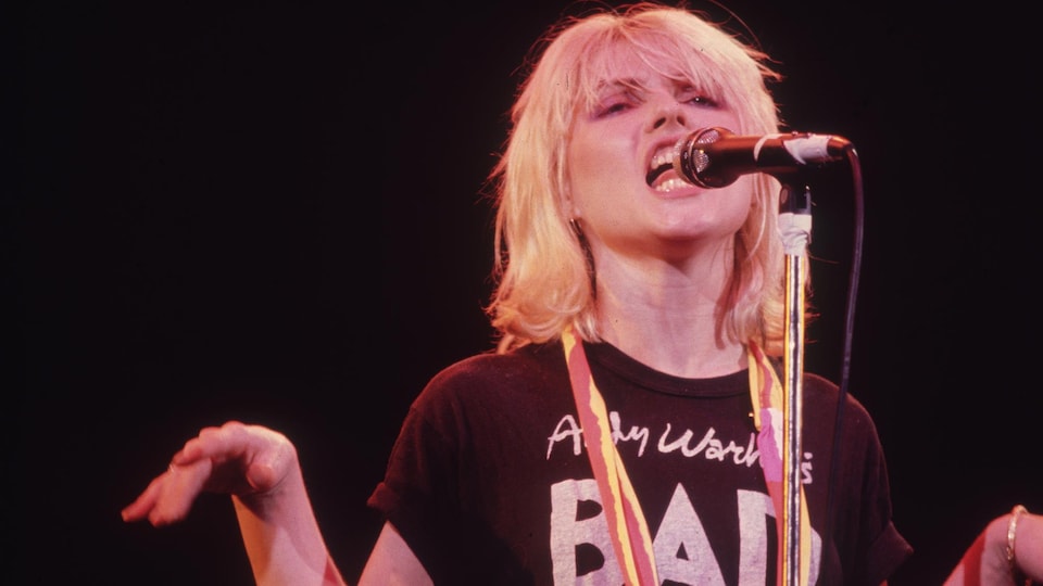 Debbie Harry, du groupe Blondie, chante sur scène.