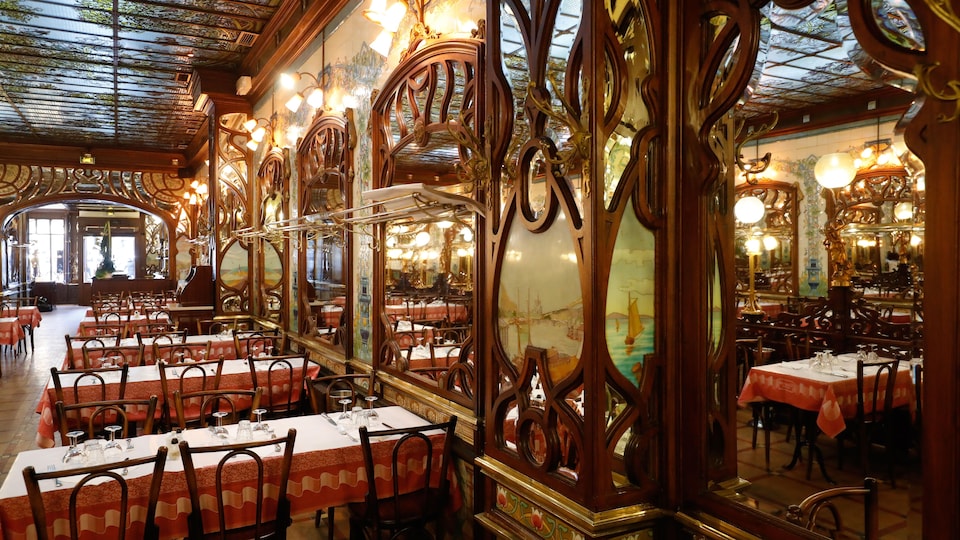 Vue sur la salle à manger vide du bouillon Chartier, à Paris.