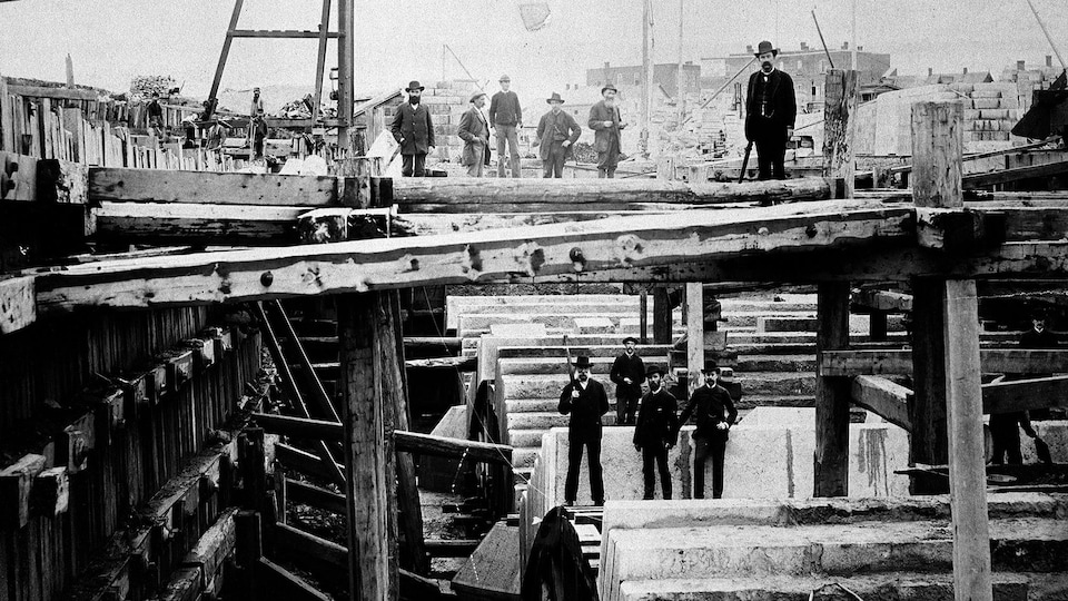 Des ouvriers construisent le canal de Lachine en 1877.