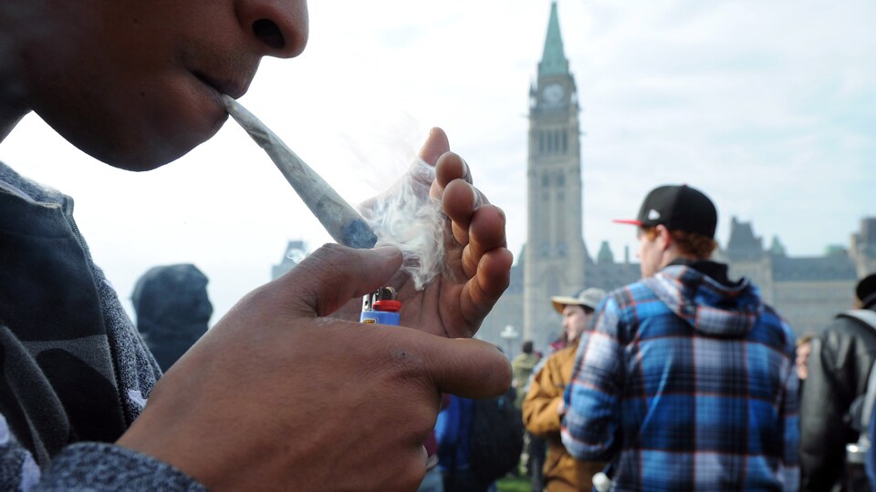 Un militant pour la légalisation de la marijuana allume un joint à Ottawa, le 20 avril 2012.