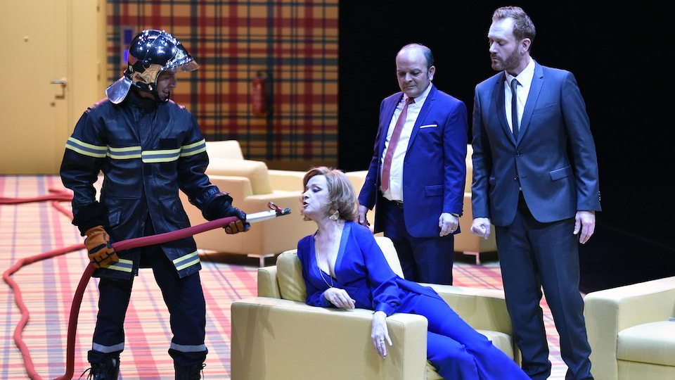 Mounir Margoum, Charlotte Clamens, Georges Bigot et Regis Lux dans une production de La cantatrice chauve.