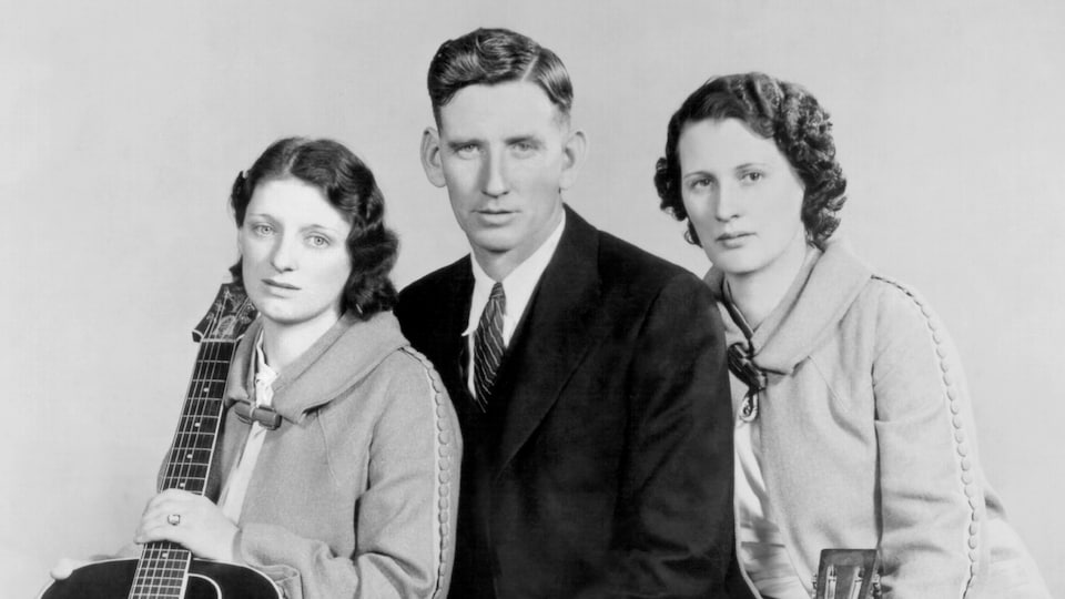 Maybelle Carter, A.P. Carter et Sara Carter vers 1937.
