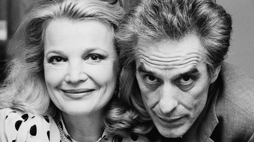 Photo en noir et blanc montrant Gena Rowlands et John Cassavetes en gros plan.