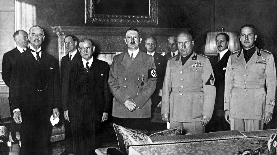 Les chefs d'État Neville Chamberlain, Édouard Daladier, Adolf Hitler et Benito Mussolini accompagné de Galeazzo Ciano, le ministre italien des Affaires étrangères, lors de la conférence de Munich, en 1938