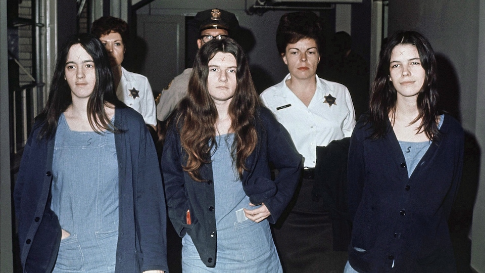 Photo de Susan Atkins, Patricia Krenwinkel et Leslie Van Houten prise le 29 mars 1971.