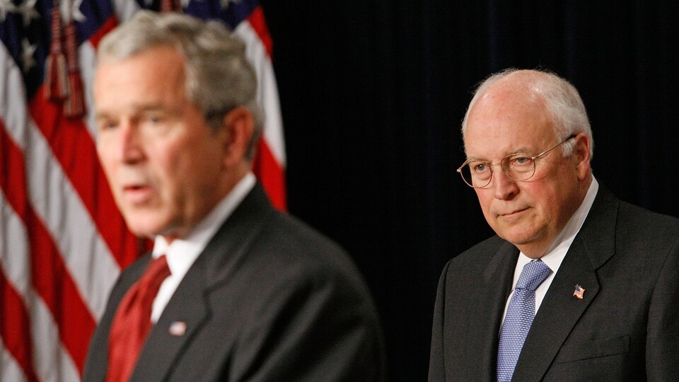 Le 10 septembre 2007, Dick Cheney écoute George W. Bush lors d'une cérémonie.