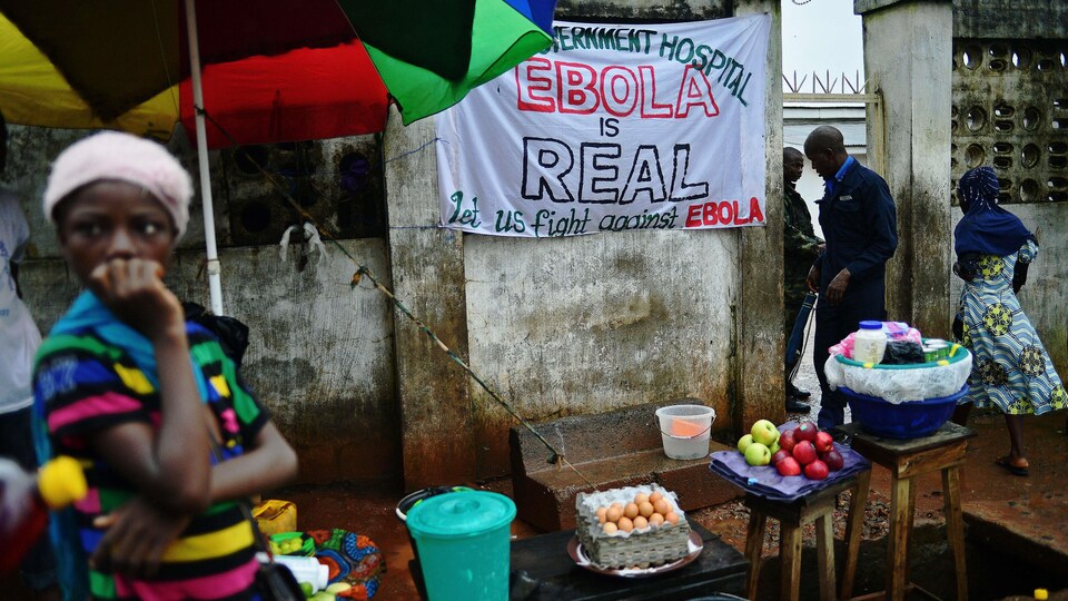 Entrée d'un hôpital gouvernemental de Guinée en août 2014.