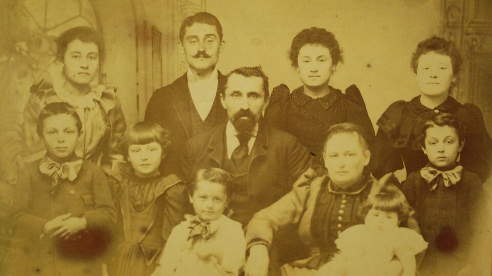 Une photo de famille de Canadiens français vivant aux États-Unis.