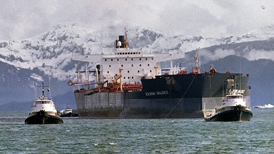 Des remorqueurs traînant le superpétrolier Exxon Valdez au large de l'Alaska.