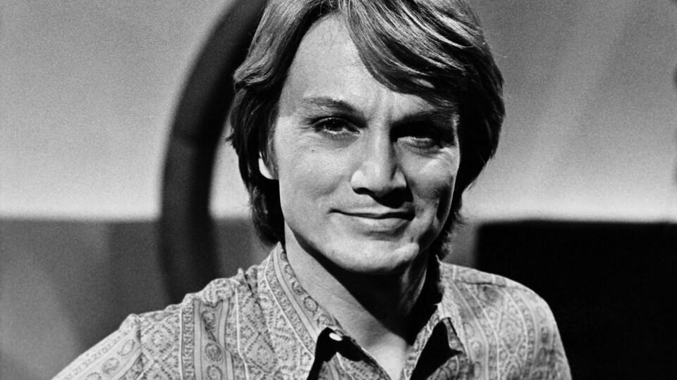 Le chanteur français Claude François sourit à la caméra lors d'un passage à Radio-Canada, en 1970.
