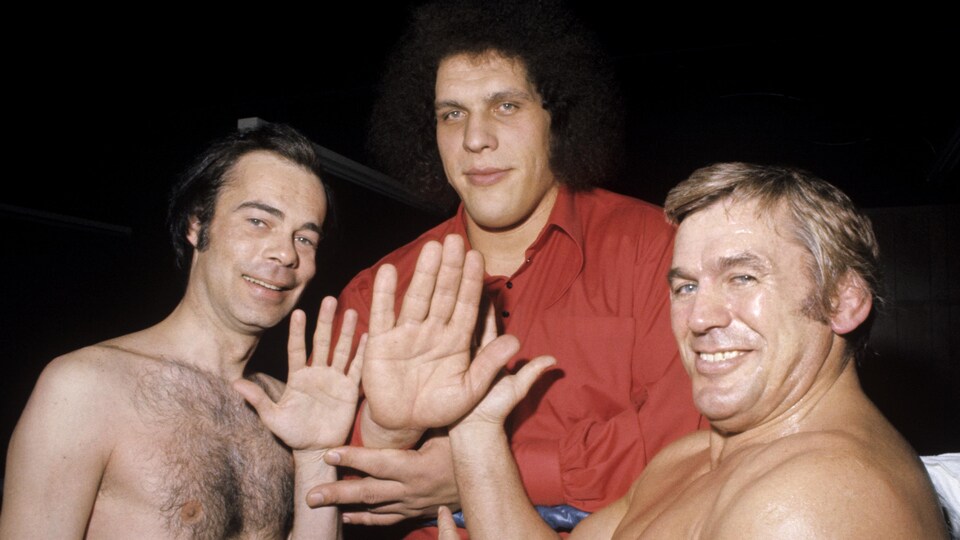 Jacques Fauteux, André Roussimoff et Édouard Carpentier posent sur un ring pour l'émission Appelez-moi Lise.