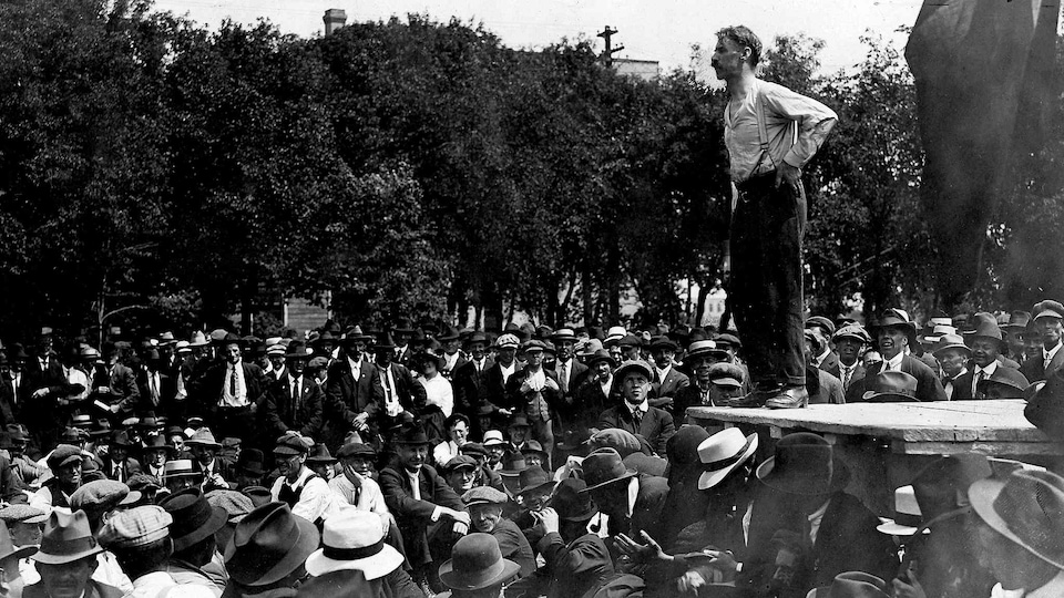 En juin 1919, le chef syndical Roger Bray s'adresse à des travailleurs en grève de Winnipeg.